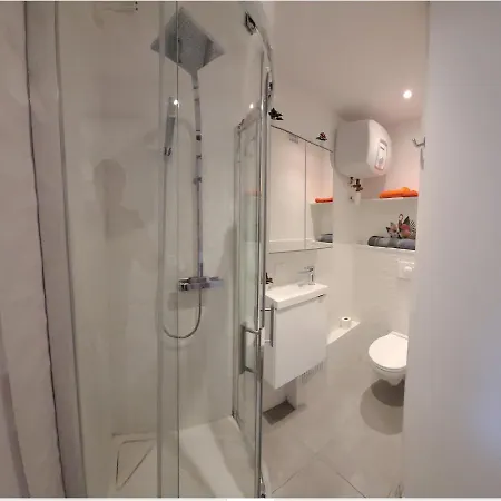 Studette Independante Gare Particulier * Йер